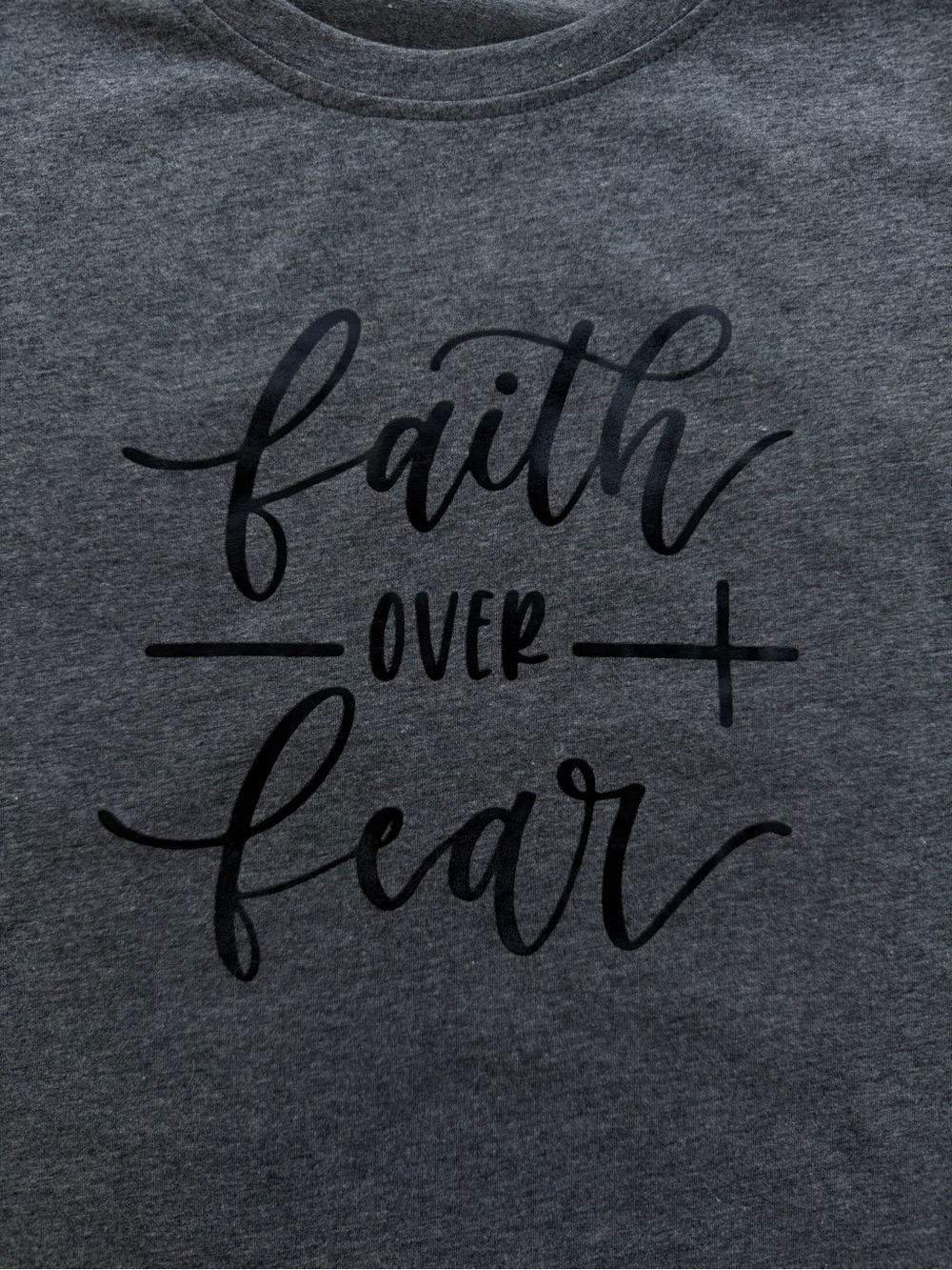 Faith OVER Fear Christian Cross Dark Gray Short Sleeve Graphic Tee Women’s XL - Picture 2 of 6